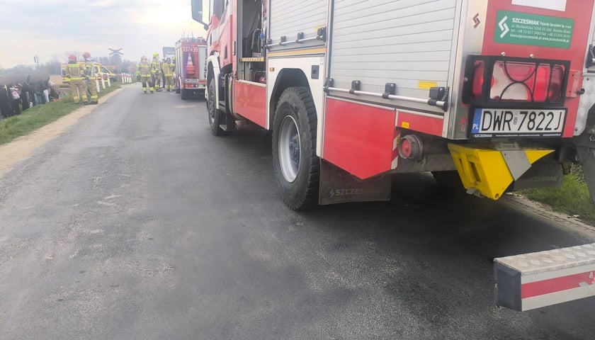 <p>Wypadek z udziałem pociągu i ciężar&oacute;wki w Michałowicach pod Sob&oacute;tką</p>