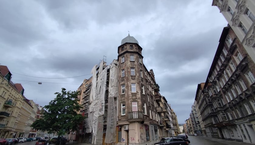 Kamienica przy Jedności Narodowej 86 we Wrocławiu przed remontem