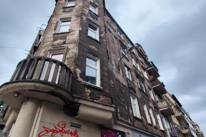 Kamienica przy Jedności Narodowej 86 we Wrocławiu przed remontem