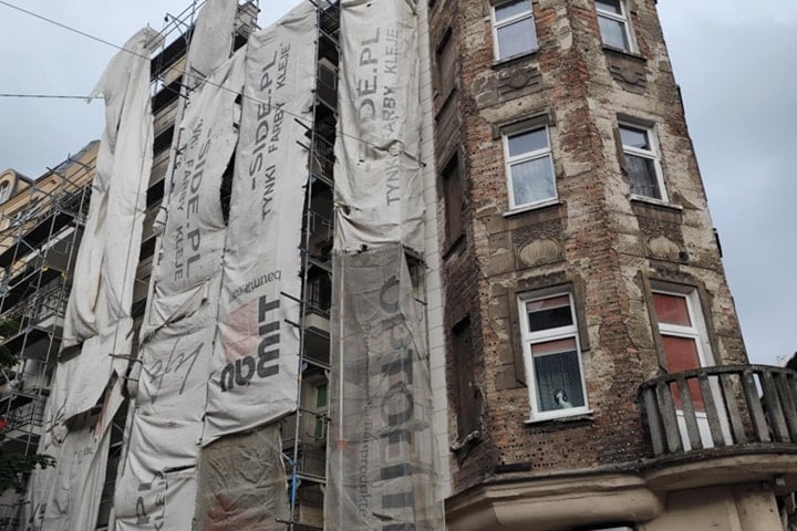 Kamienica przy Jedności Narodowej 86 we Wrocławiu przed remontem