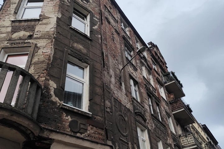 Kamienica przy Jedności Narodowej 86 we Wrocławiu przed remontem