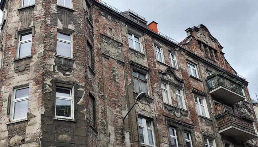 Kamienica przy Jedności Narodowej 86 we Wrocławiu przed remontem