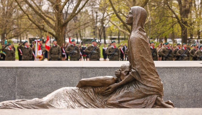 Uroczystości pod Pomnikiem Ofiar Zbrodni Katyńskiej we Wrocławiu