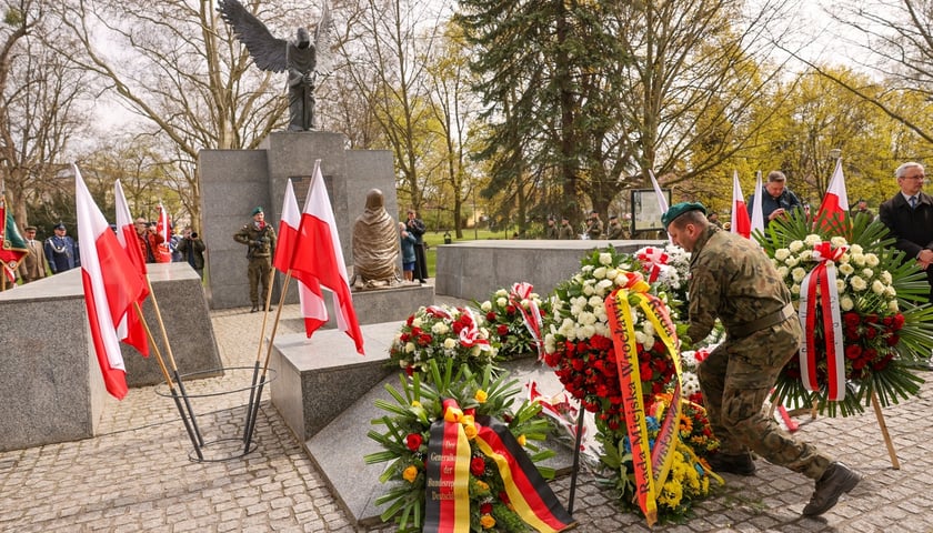 Uroczystości pod Pomnikiem Ofiar Zbrodni Katyńskiej we Wrocławiu. Na zdjęciu mężczyzna w mundurze składa wieniec pod pomnikiem