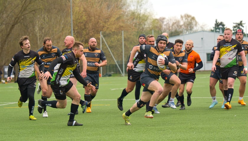 Zacięta walka podczas meczu KS Rugby Wrocław - Wataha Zielona Góra zakończonego zwycięstwem Wrocławian 66-0. 