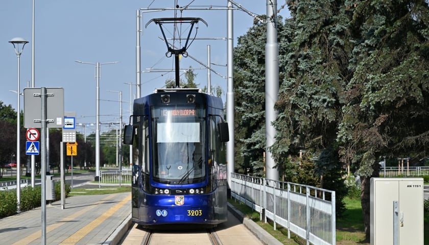Pesa 2010NW na pętli "Nowy Dwór P+R". Zdjęcie archiwalne z września 2023 roku 