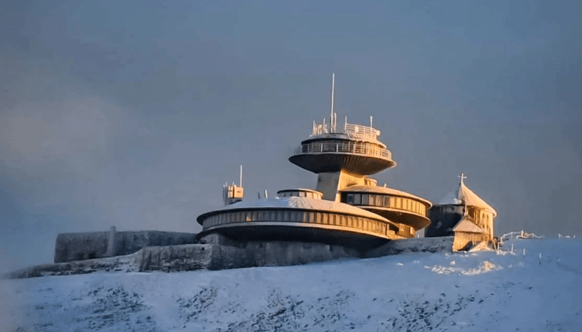 Wysokogórskie Obserwatorium Meteorologiczne na Śnieżce. Na zdjęciu oryginalny budynek na Śnieżce w zimie