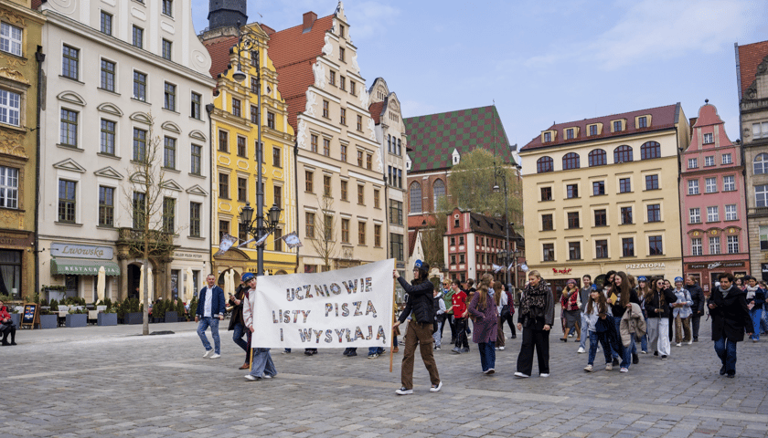 Akcja „Uczniowie listy piszą i wysyłają” na wrocławskim Rynku