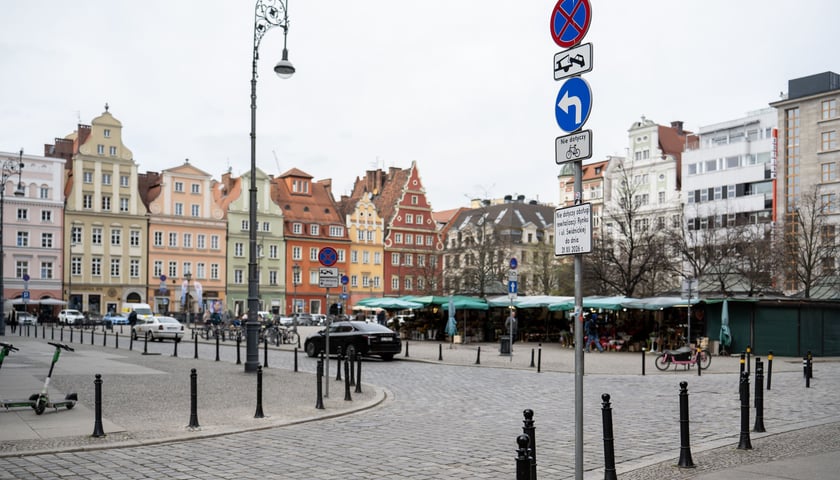 Widok na Plac Solny i stoiska kwiaciarskie