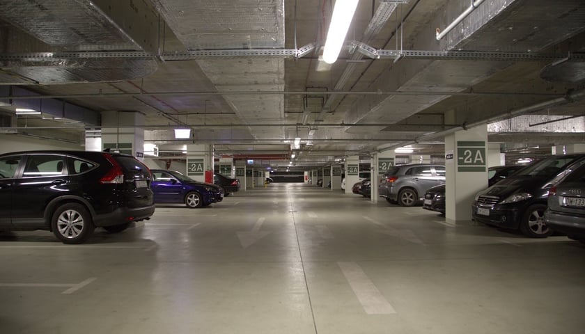 Promocyjne ceny na parkingu przy NFM do końca czerwca [WIDEO]