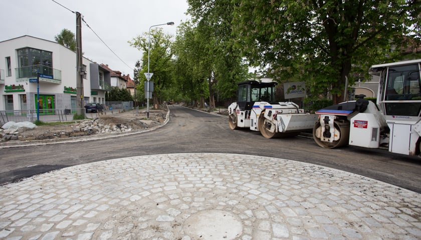 Na Ołtaszyńskiej i Maczka jest już pierwszy asfalt [ZDJĘCIA]