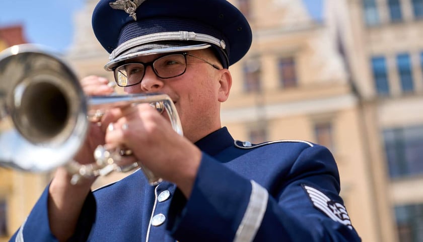 <p>Sierżant Nick Del Villano zagrał też na wrocławskim Rynku</p>