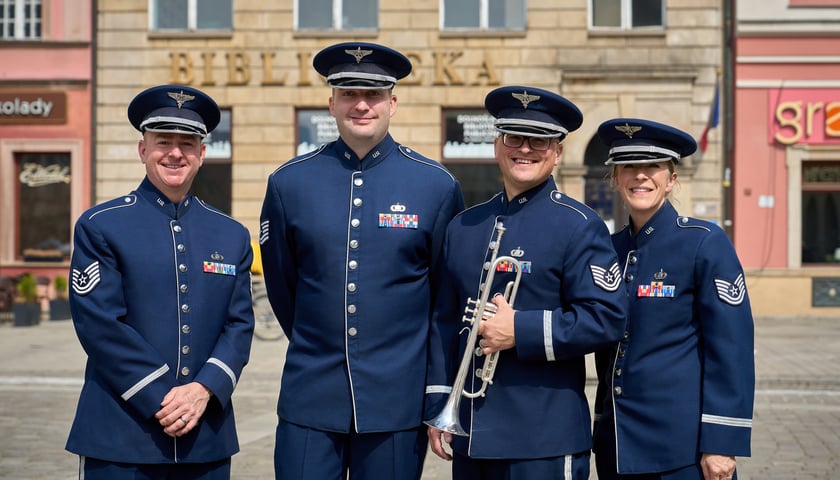 <p>Sierżant Nick Del Villano i muzycy Orkiestry Sił Powietrznych Stan&oacute;w Zjednoczonych w Europie (USAFE Band) na wrocławskim Rynku</p>