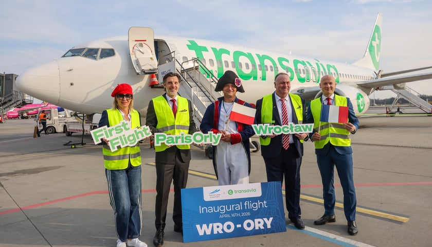 Inauguracja połączenia Paryż Orly - Wrocław - przed samolotem Transavia stoją od lewej: Renata Granowska, wiceprezydent Wrocławia, Cédric Peltier, konsul generalny Francji, pracownik obsługi naziemnej lotniska, Didier Guisy, konsul honorowy Francji we Wrocławiu oraz Karol Przywara, prezes spółki Port Lotniczy Wrocław SA.