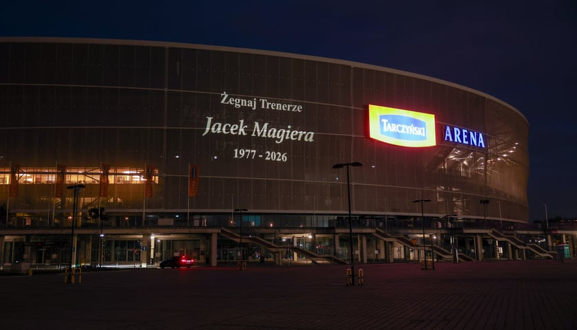 Tarczyński Arena z hołdem dla Jacka Magiery. Specjalny napis na membranie: „Żegnaj trenerze. Jacek Magiera 1977-2026" - 16.04.2026 r.