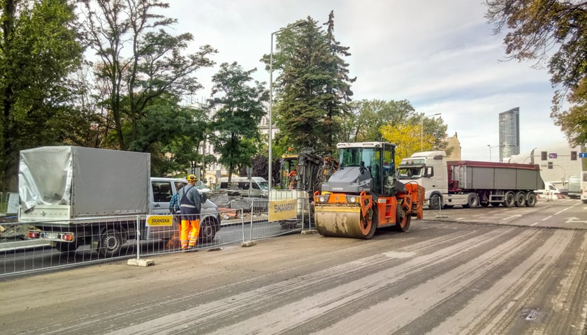 Na Dyrekcyjnej jest już pierwszy asfalt [ZDJĘCIA]