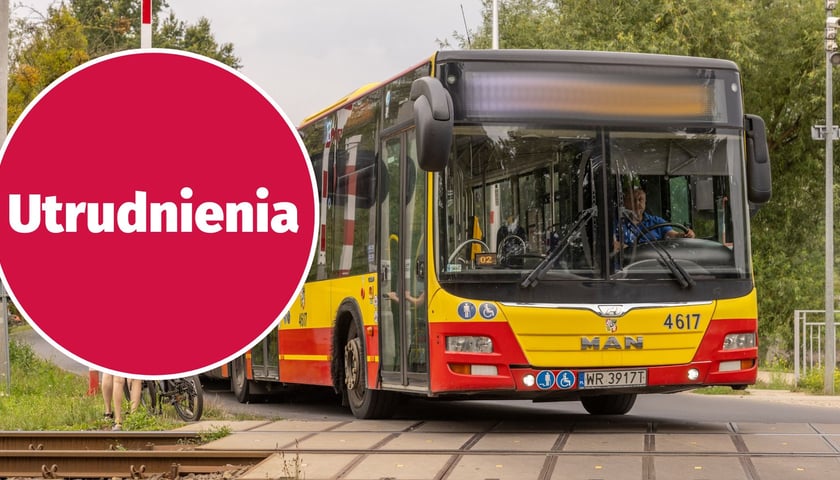 W tle autobus MPK, w kółku: napis ''utrudnienia''