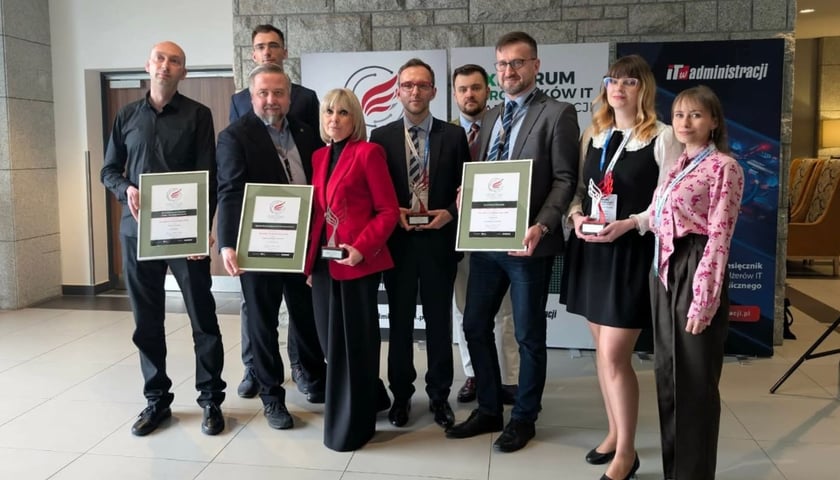 Przedstawiciele miasta i Agencji Rozwoju Aglomeracji Wrocławskiej z wyróżnieniami