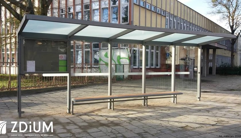 Nowe wiaty przystankowe już gotowe
