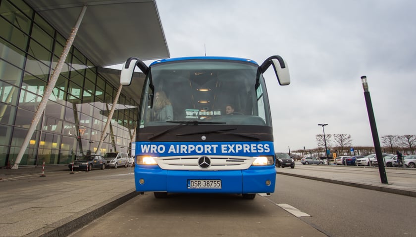Ruszył ekspresowy autobus na lotnisko [ROZKŁAD JAZDY]