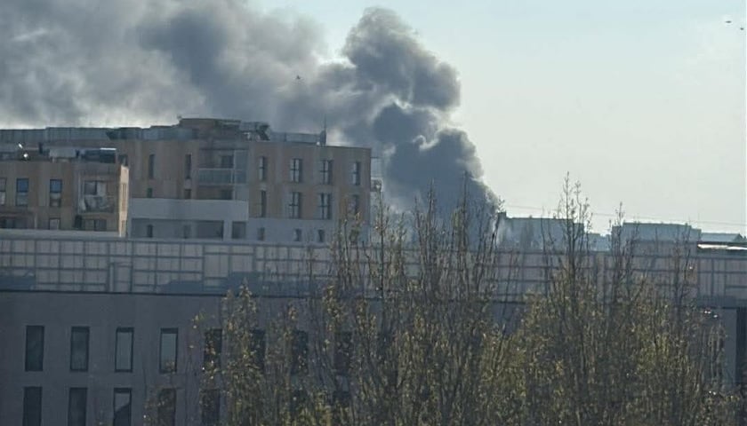 <p>Kłęby czarnego dymu nad ulicą Hubską, 17.04.2026</p>