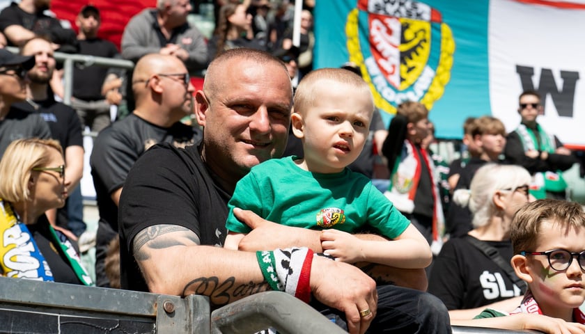 Zdjęcia z meczu Śląsk Wrocław - Znicz Pruszków. Kibice dopingują WKS - 18.04.2026 r.