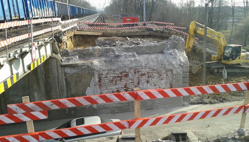 Pół wiaduktu nad Buforową już wyburzone