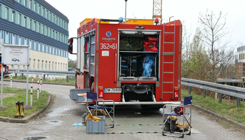 Akcja służb przy ul. Gazowej 2a i na SOR przy ul. Borowskiej po wykryciu niebezpiecznej substancji