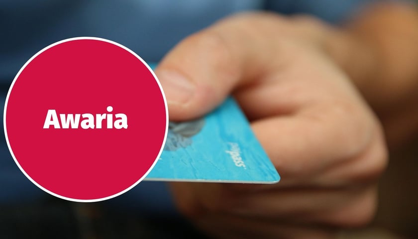 W tle - karta płatnicza, zdjęcie ilustracyjne, w kółku napis "awaria"