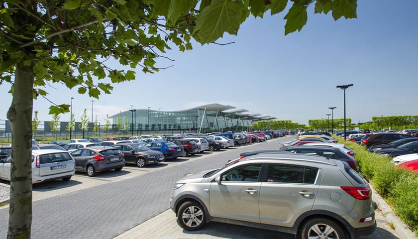 Nowy parking przy lotnisku już działa
