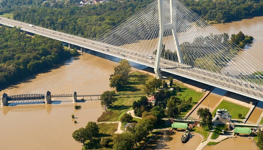 Powódź w 2024 roku we Wrocławiu, zdjęcie lotnicze. Fotografia archiwalna, ilustracyjna.