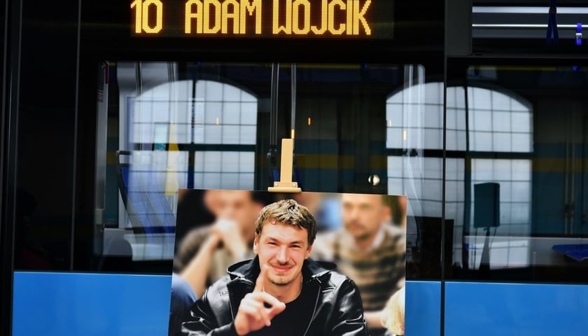 <p>Zdjęcie Adama W&oacute;jcika przed tramwajem 10</p>