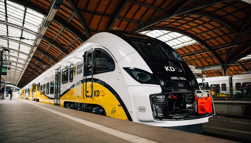 Zdjęcie ilustracyjne - pociąg Kolei Dolnośląskich stoi na peronie na Dworcu Głównym we Wrocławiu.
