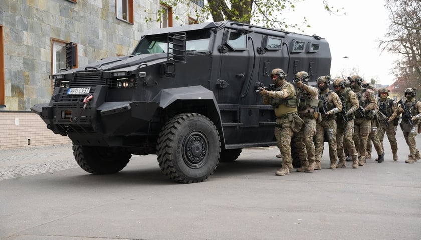 Kontrterroryści i wóz bojowy podczas akcji pk. Kryzys-26 we Wrocławiu