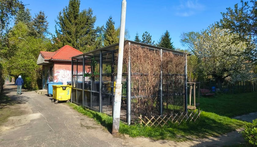 <p>Alejka Olgi Boznańskiej, odcinek między Rodakowskiego a Kotsisa - wiata rowerowa, śmietniki, trafostacja, nawierzchnia przed remontem.</p>