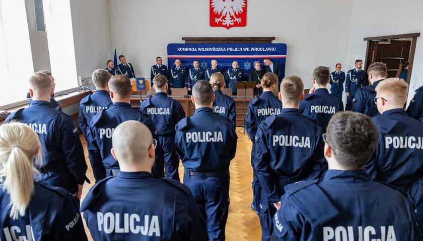 Wśród tysiąca policjantów, biorących udział w mistrzostwach, będzie blisko 300 funkcjonariuszy z Polski. Na zdjęciu ślubowanie w kwietniu w Komendzie Wojewódzkiej Policji we Wrocławiu