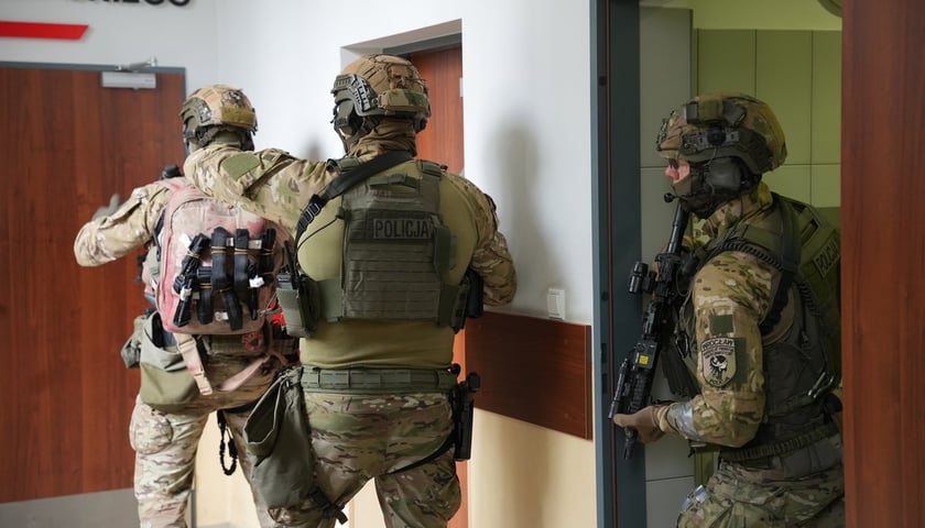 Ćwiczenia w ramach akcji Kryzys-26 na terenie AWL we Wrocławiu. Trzech antyterrorystów w pełnym uzbrojeniu w akcji