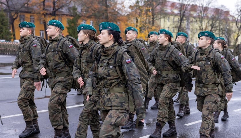 Podchorążowie Akademii Wojsk Lądowych maszerują podczas porannego apelu. Na zdjęciu młodzi ludzie w mundurach maszerują. Zdjęcie ilustracyjne