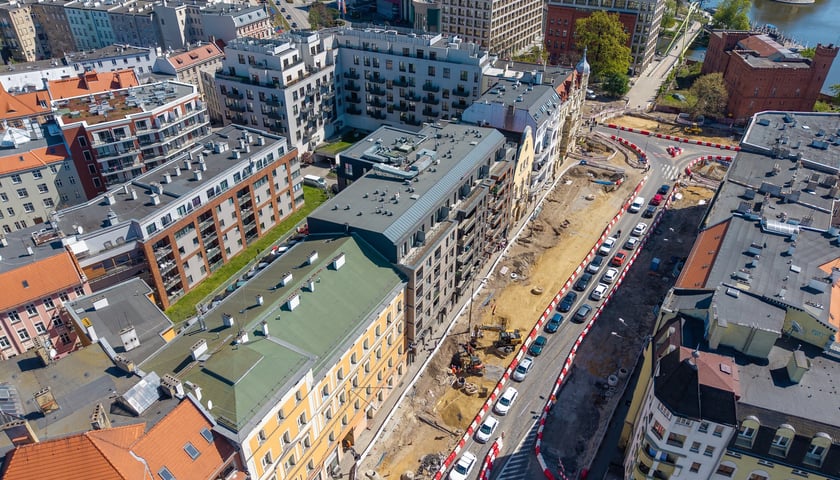 Budowa węzła Drobnera-Dubois. Zdjęcie z 22 kwietnia 2026. Spojrzenie na ulicę Dubois&nbsp;