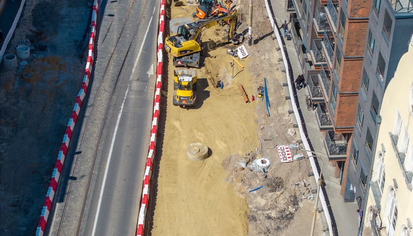 Budowa węzła Drobnera-Dubois. Zdjęcie z 22 kwietnia 2026. Spojrzenie na ulicę Dubois&nbsp;