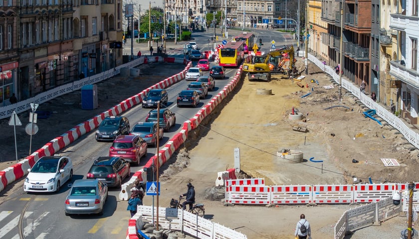 Budowa węzła Drobnera-Dubois. Zdjęcie z 22 kwietnia 2026. Spojrzenie na ulicę Dubois&nbsp;