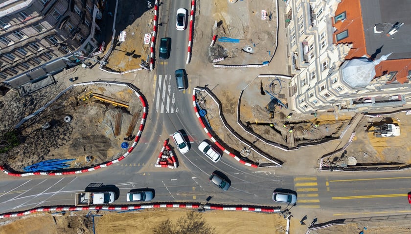 Budowa węzła Drobnera-Dubois. Zdjęcie z 22 kwietnia 2026. Widok na skrzyżowanie ulic Drobnera i Dubois&nbsp;