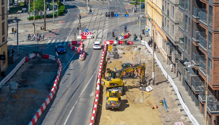 Budowa węzła Drobnera-Dubois. Plac budowy sfotografowany 22 kwietnia. Widok na ulicę Dubois 