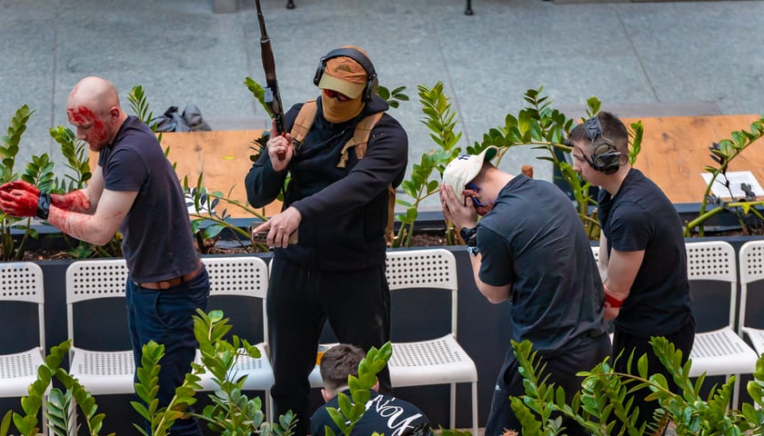 Ćwiczenia służb i wojska OLEK 2026 we Wrocławiu, 22.04.2026.
Obrażenia niekt&oacute;rych os&oacute;b na zdjęciach to oczywiście charakteryzacja. W rzeczywistości w trakcie ćwiczeń nikt nie ucierpiał.&nbsp;