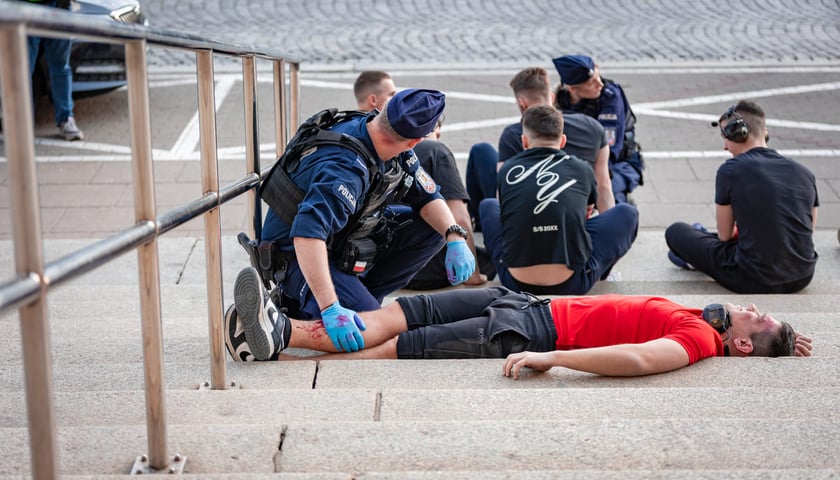 Ćwiczenia służb i wojska OLEK 2026 we Wrocławiu, 22.04.2026.
Obrażenia niekt&oacute;rych os&oacute;b na zdjęciach to oczywiście charakteryzacja. W rzeczywistości w trakcie ćwiczeń nikt nie ucierpiał.&nbsp;