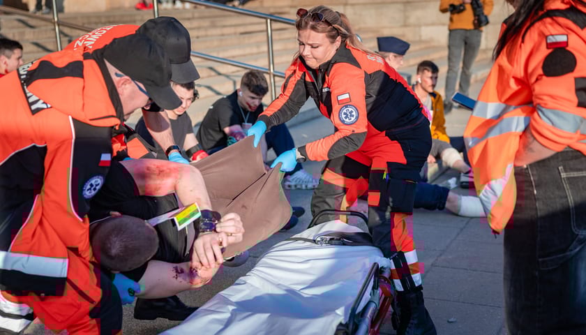 Ćwiczenia służb i wojska OLEK 2026 we Wrocławiu, 22.04.2026.
Obrażenia niekt&oacute;rych os&oacute;b na zdjęciach to oczywiście charakteryzacja. W rzeczywistości w trakcie ćwiczeń nikt nie ucierpiał.&nbsp;