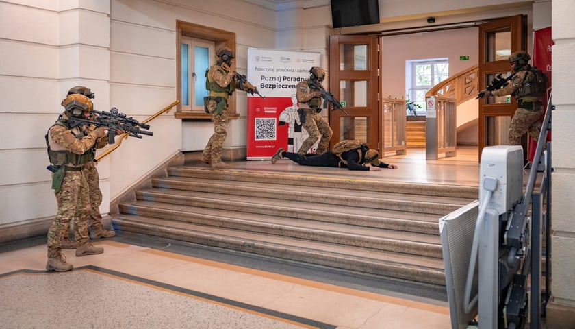 Ćwiczenia służb i wojska OLEK 2026 we Wrocławiu, 22.04.2026.
Obrażenia niekt&oacute;rych os&oacute;b na zdjęciach to oczywiście charakteryzacja. W rzeczywistości w trakcie ćwiczeń nikt nie ucierpiał.&nbsp;