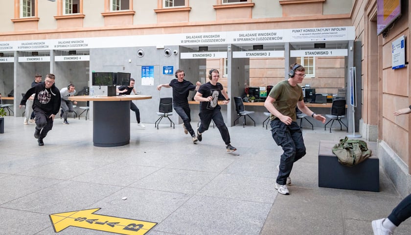Ćwiczenia służb i wojska OLEK 2026 we Wrocławiu, 22.04.2026.
Obrażenia niekt&oacute;rych os&oacute;b na zdjęciach to oczywiście charakteryzacja. W rzeczywistości w trakcie ćwiczeń nikt nie ucierpiał.&nbsp;