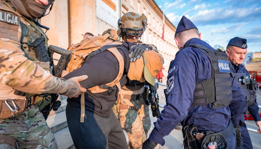 Ćwiczenia służb i wojska OLEK 2026 we Wrocławiu, 22.04.2026.
Obrażenia niekt&oacute;rych os&oacute;b na zdjęciach to oczywiście charakteryzacja. W rzeczywistości w trakcie ćwiczeń nikt nie ucierpiał.&nbsp;