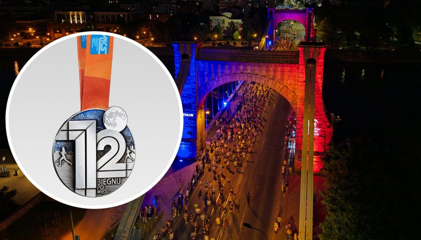 W tle: nocny półmaraton na Moście Grunwaldzkim, zdjęcie archiwalne z 2025 roku, w kółku - medal na nocny półmaraton 2026